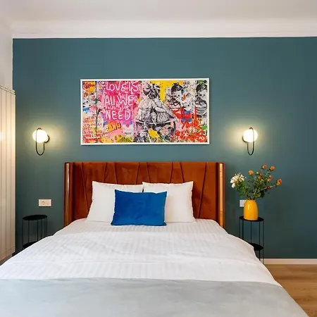Downtown Is My Place - 4br - Balcony Апартаменты Бухарест