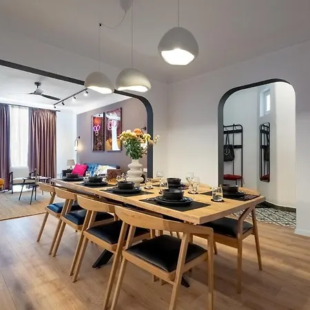 Downtown Is My Place - 4br - Balcony アパート ブカレスト